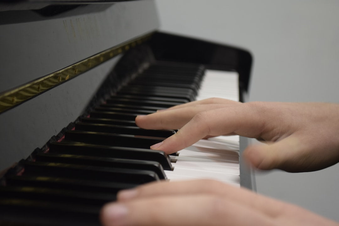 white and black piano keys