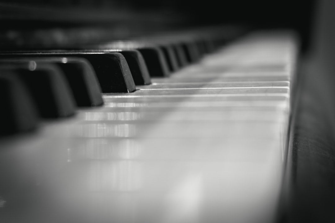 a black and white photo of a piano