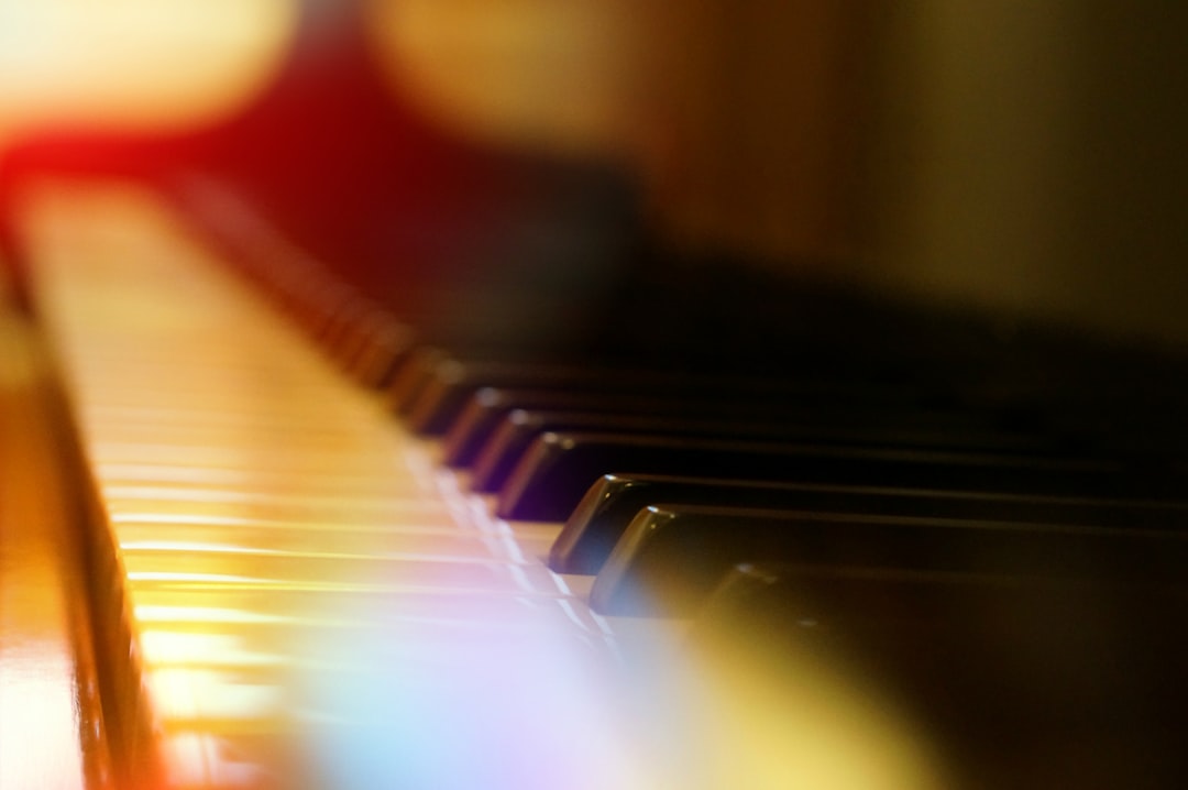 Fotografía con enfoque selectivo de un piano