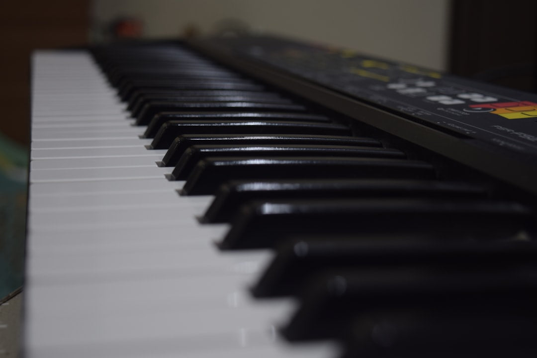 A close up of a piano keyboard with black keys